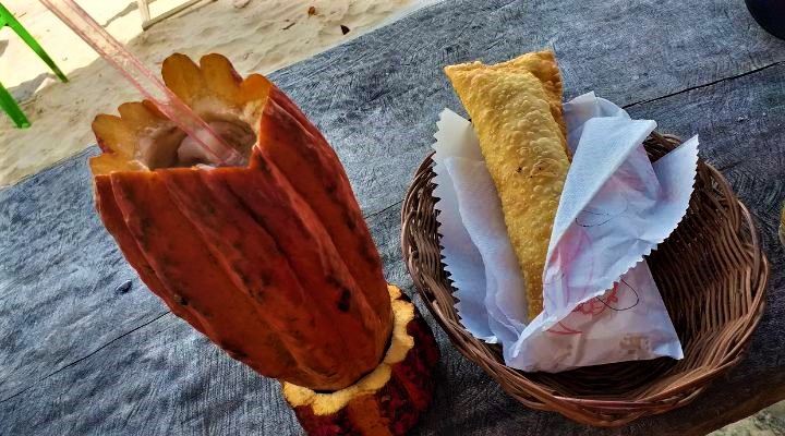Drink de cacau com biribiri e pastel de lagosta na Praia dos Castelhanos, Ilha de Boipeba-bahia