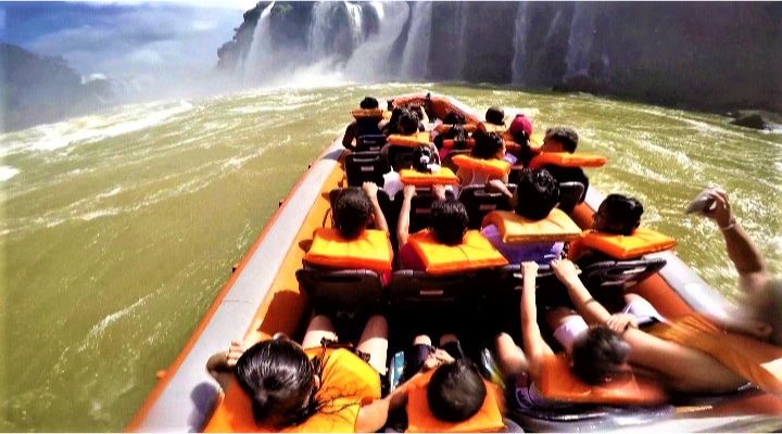Barco do passeio Macuco Safari indo de encontro às quedas d'água nas cataratas do Iguaçu