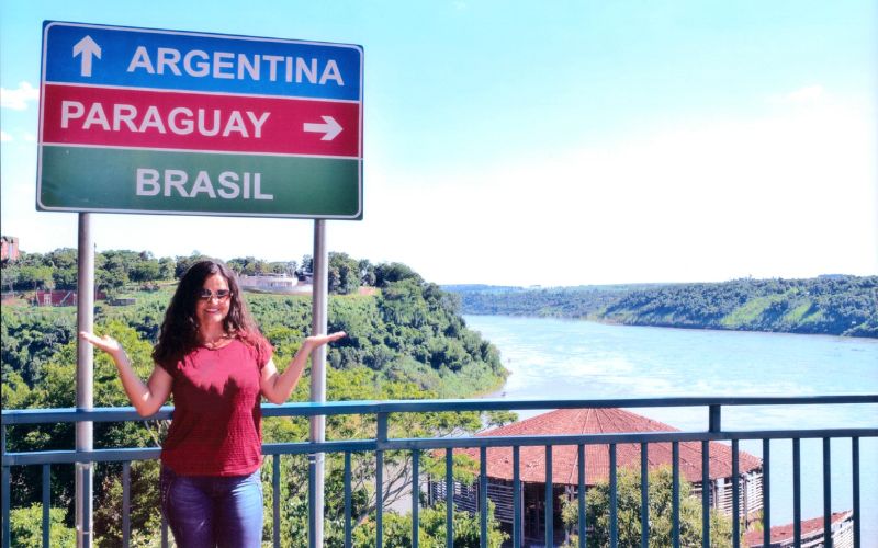 Placa escrito Argentina, Paraguay e Brasil, no Marco das três fronteiras em Foz do Iguaçu.