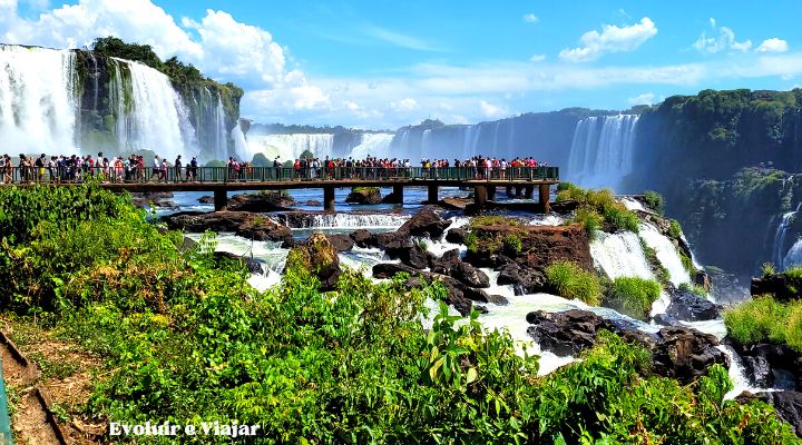 Vista panorâmica das Cataratas do Iguaçu.