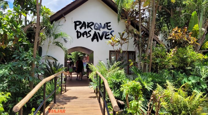 Em frente a entrada do Parque das Aves em Foz do Iguaçu